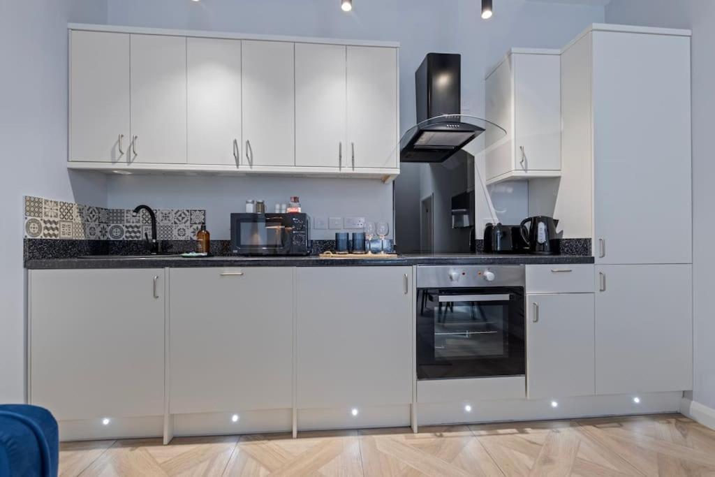 Modern Apartment Off-Road Parking-Twin Room Suite 4 Нотингам Екстериор снимка